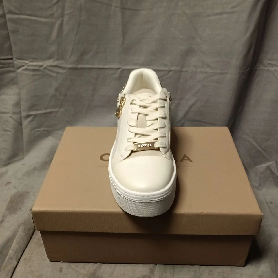 BOXED PAIR OF CARVELA STATEMENT ZIP TRAINERS IN BEIGE - SIZE 38