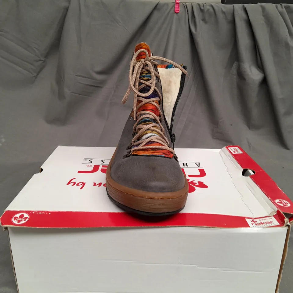 BOXED PAIR OF RIEKER FLEECE LINING BOOTS IN GREY - UK 7 1/2
