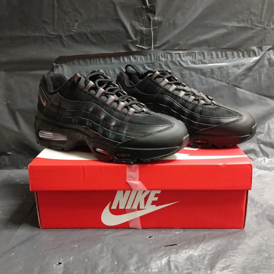 BOXED PAIR OF NIKE AIR MAX 95 TRAINERS IN BLACK/RED SIZE UK 8