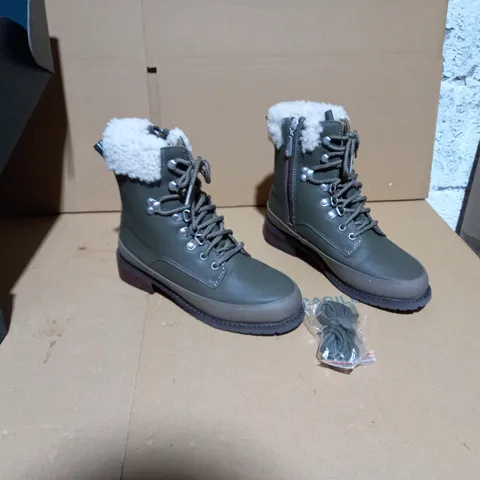EMU AUSTRALIA OKAB DARK OLIVE BOOT SIZE 5 