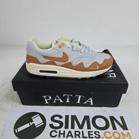 BOXED PAIR OF NIKE PATTA AIR MAX 1 TRAINERS IN METALLIC SILVER/MONARCH - UK 7