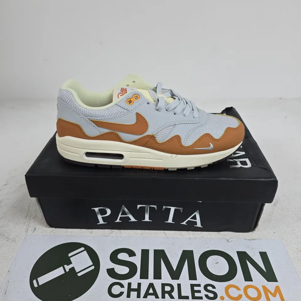 BOXED PAIR OF NIKE PATTA AIR MAX 1 TRAINERS IN METALLIC SILVER/MONARCH - UK 7
