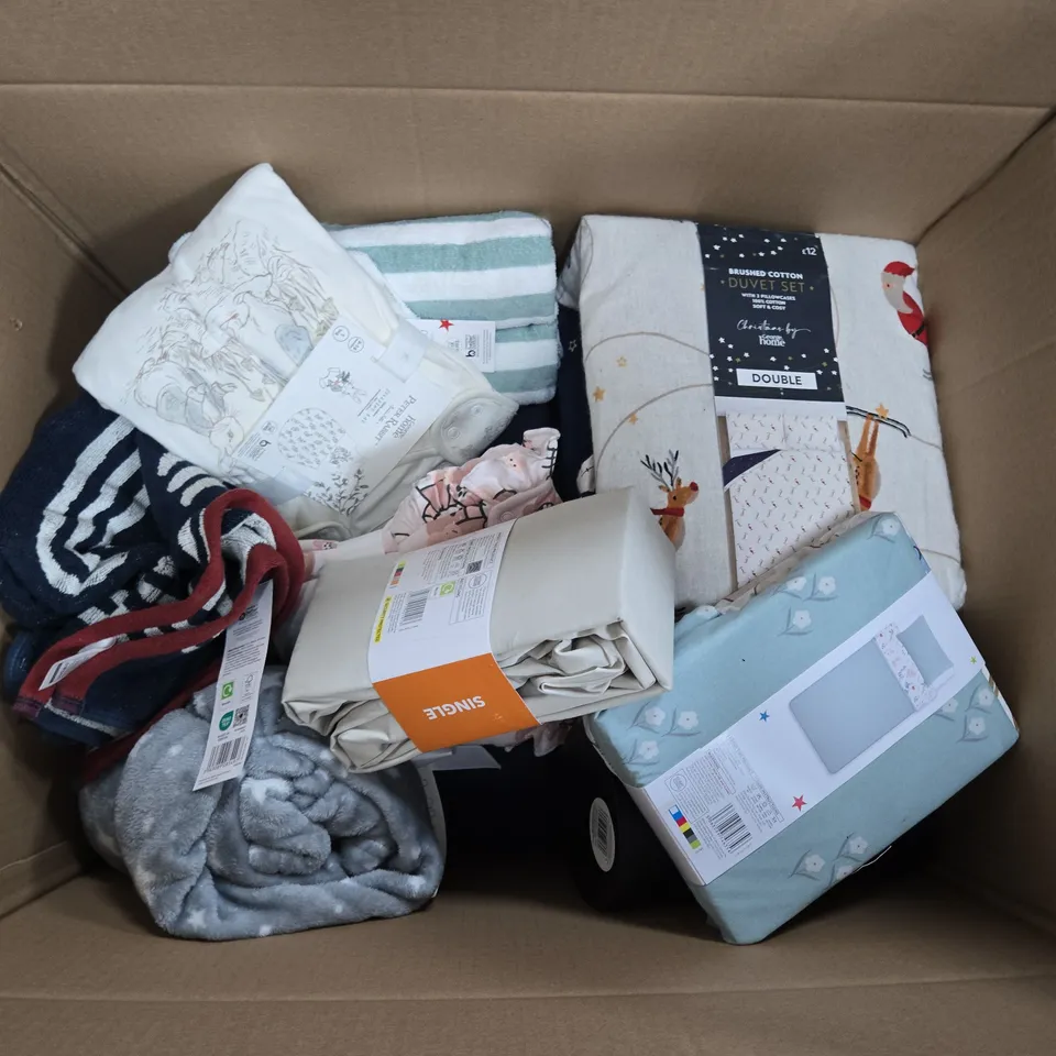 LARGE BOX OF APPROXIMATELY 10 ASSORTED ITEMS TO INCLUDE CUSHIONS, THROWS AND DUVET SET