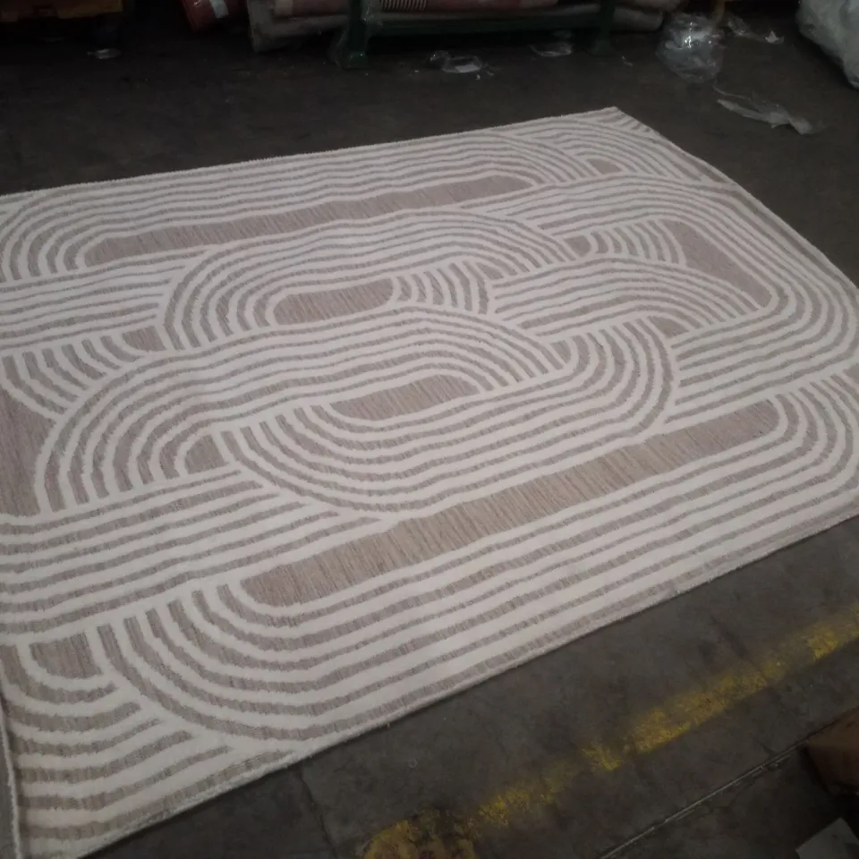 QUALITY DESIGNER AREA RUG APPROXIMATELY 190×290CM
