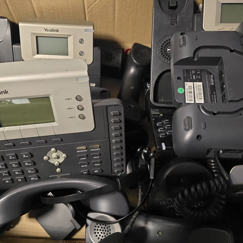 APPROXIMATELY 10 ASSORTED ITEMS TO INCLUDE : YEALINK OFFICE PHONE , TECKNET HEADSET ETC