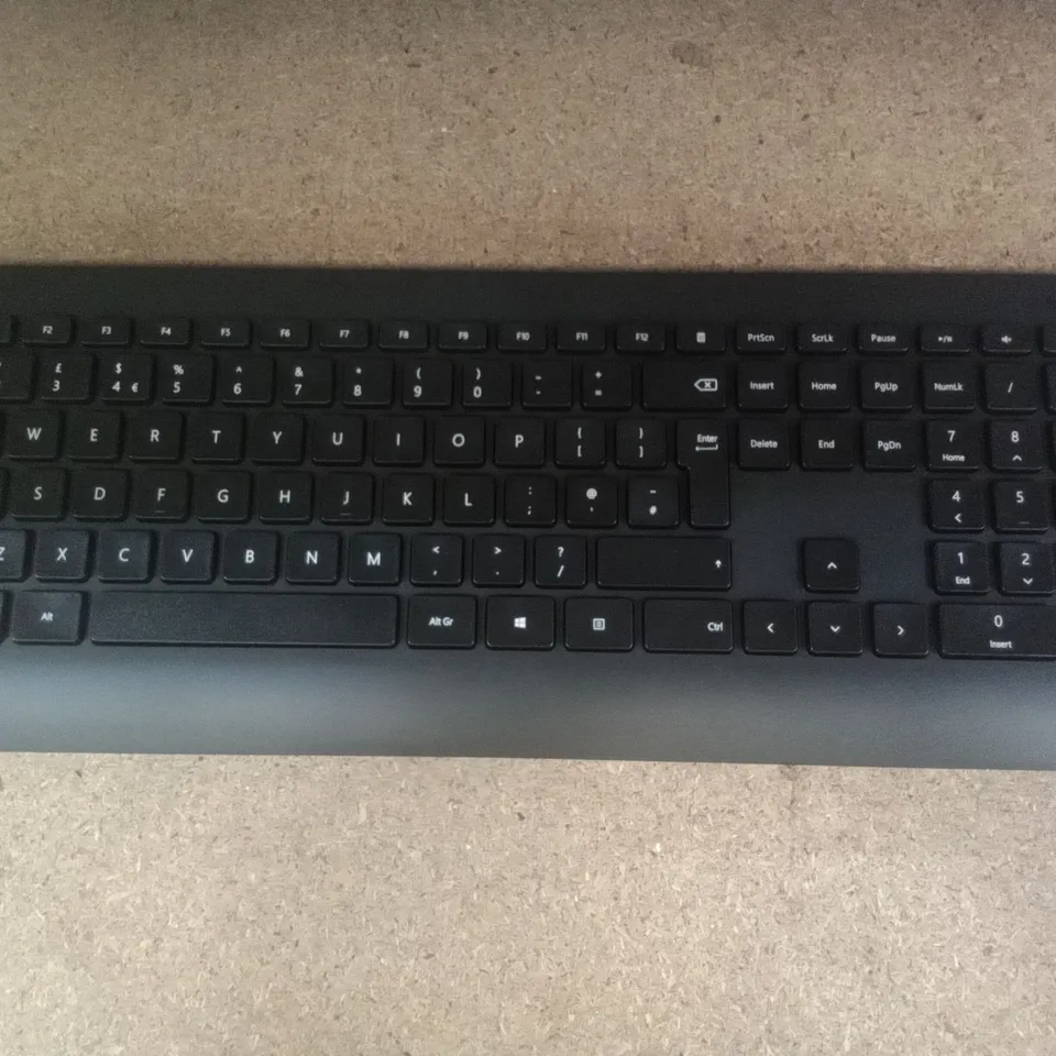 MICROSOFT WIRELESS 900 DESKTOP - KEYBOARD AND MOUSE COMBO