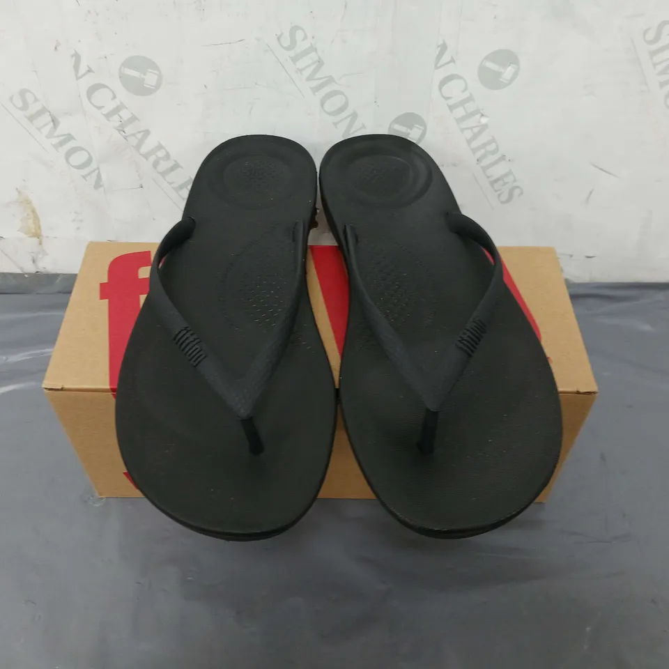 BOXED PAIR OF FITFLOP - IQUSHION ERGONOMIC FLIP-FLOPS SIZE 7