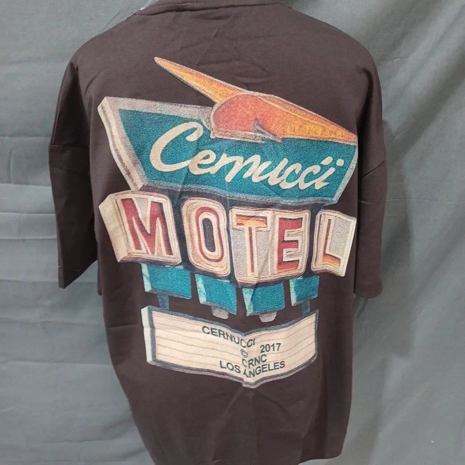 CERNUCCI MOTOL BATCH GRAPHIC OVERSIZED T-SHIRT IN CHOCOLATE - S