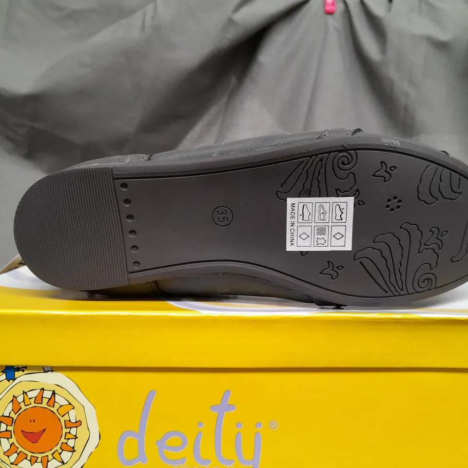 BOX OF APPROX 16 DEITY JUNIOR GREY OPEN TOP SHOES IN VARIOUS SIZES