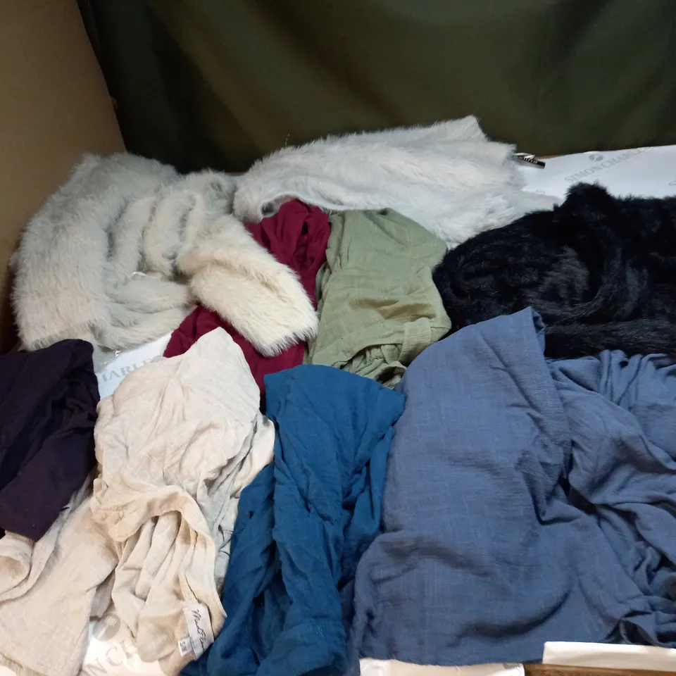 BAG OF APPROX 10 ASSORTED CLOTHING ITEMS TO INCLUDE - MAISON DE NIMES ECT 