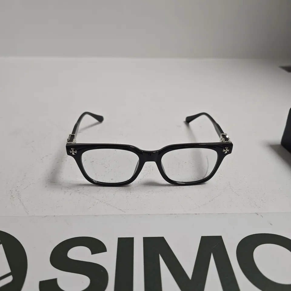 CHROME HEARTS EYEWEAR – BLACK FRAME GLASSES WITH SILVER CROSS DETAIL