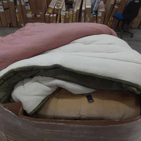 PALLET OF ASSORTED DESIGNER BEDDING/CUSHIONS ECT