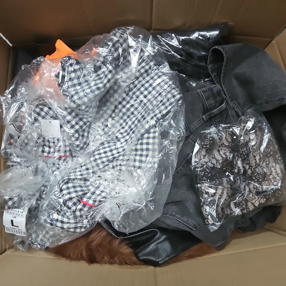 APPROXIMATELY 30 ASSORTED CLOTHING ITEMS IN VARIOUS SIZES, STYLES & COLOURS TO INCLUDE BRANDS SUCH AS CALLAWAY, H&M, M&S, ETC - COLLECTION ONLY