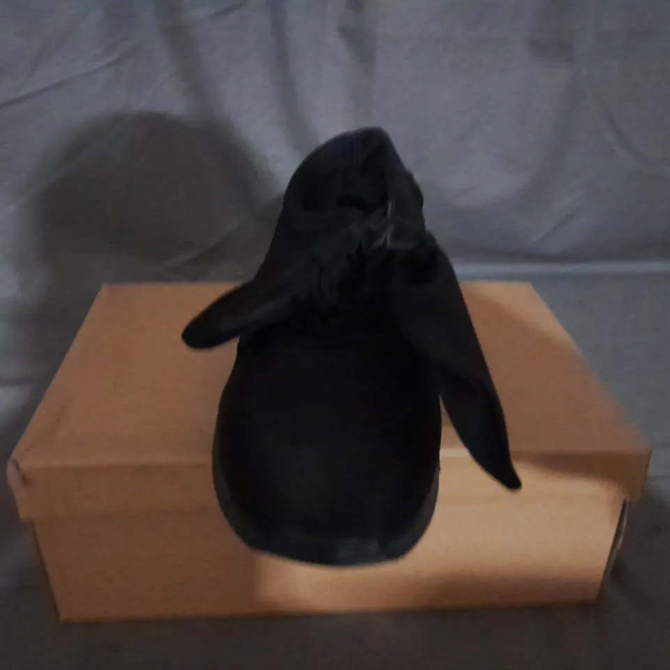 APPROXIMATELY 10 BOXED PAIR OF BOW TRAINERS IN BLACK VARIOUS SIZES TO INCLUDE SIZE 7