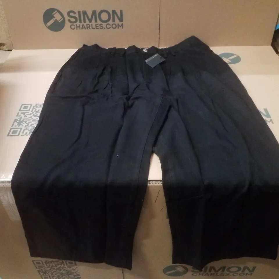 BOX CONTAINING APPROXIMATELY 12 BRAND NEW SIMPLY BE BLACK LYOCELL PLEAT DETAIL WIDE LEG JEANS - SIZE 22R