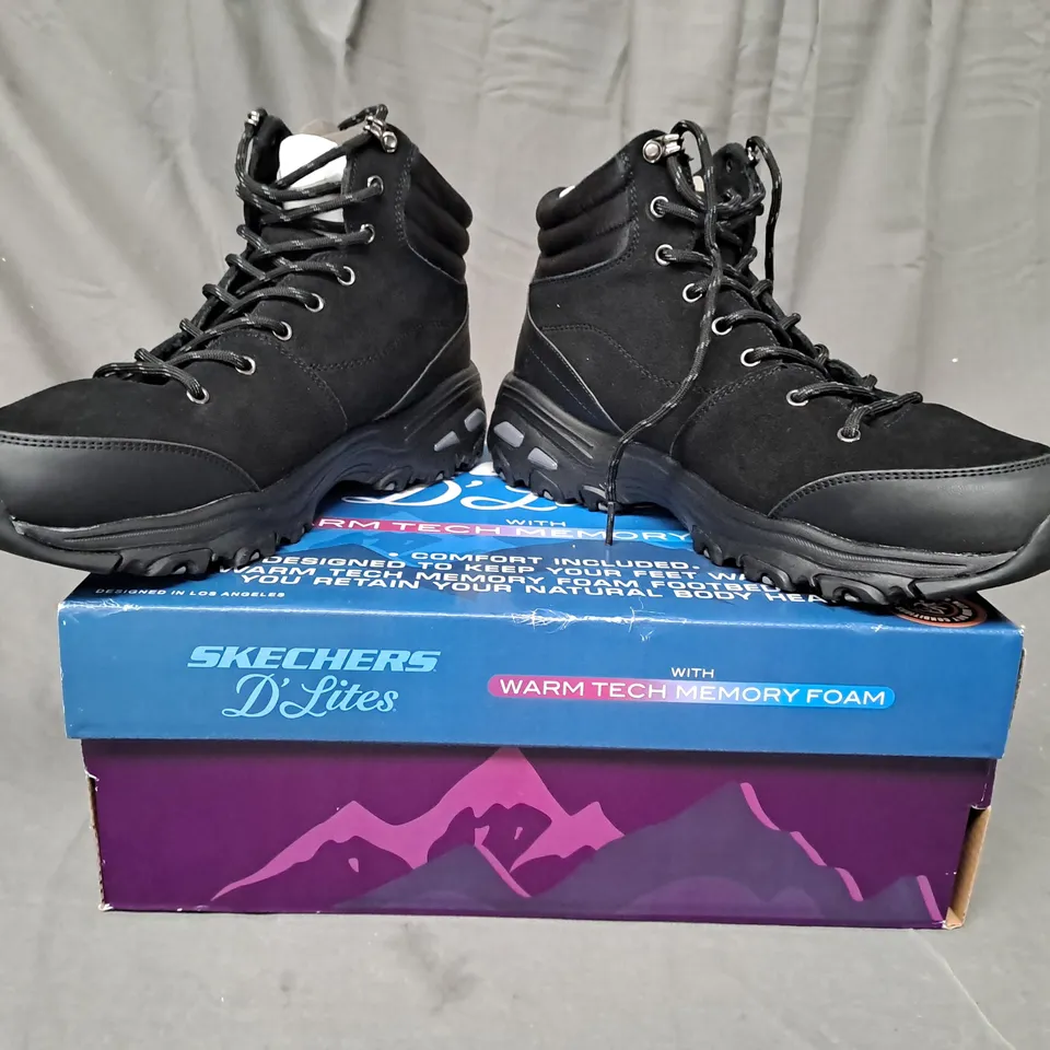 BOXED PAIR OF SKETCHERS D'LITES SATIN COLLAR LACE UP BOOTS IN BLACK SIZE 8