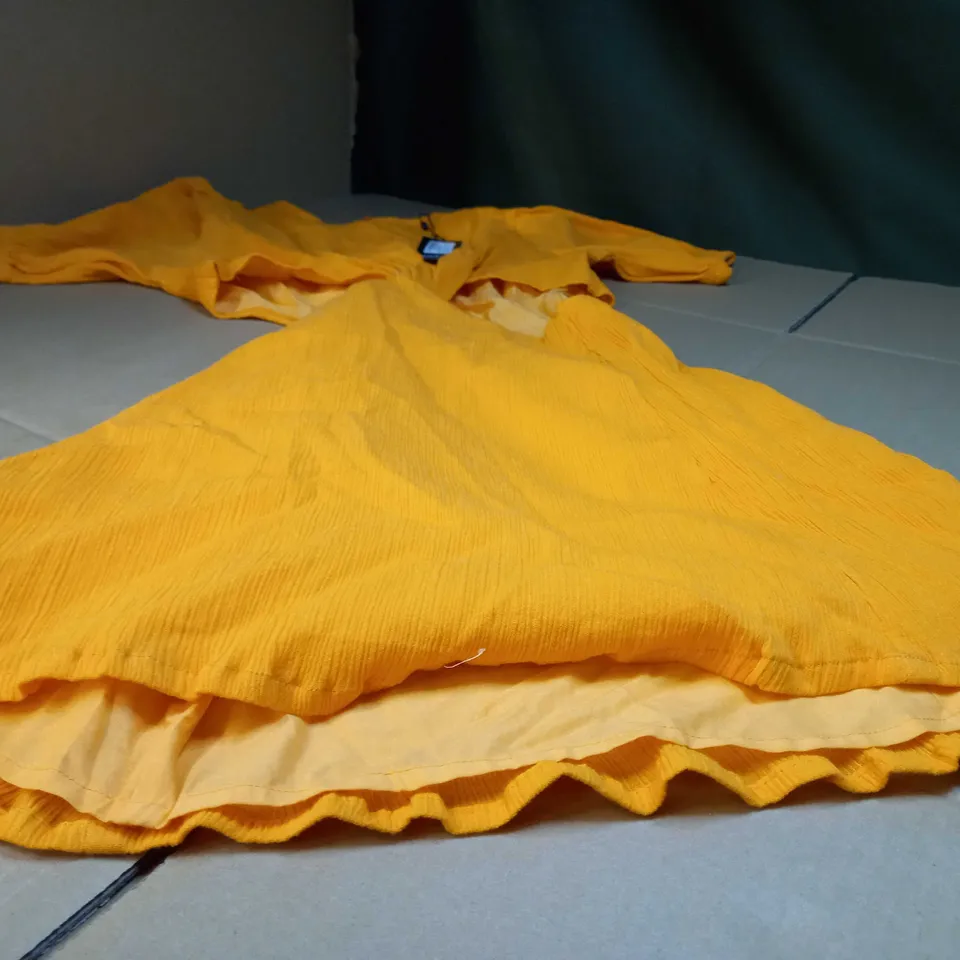 BOOHOO ORANGE CHEESCLOTH TWIST CUT OUT MINI BEACH DRESS - MEDIUM