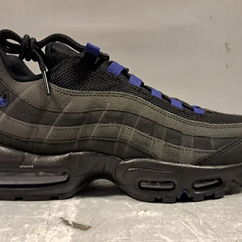 BOXED PAIR OF NIKE AIR MAX 95 SHOES IN BLACK/DEEP BLUE UK SIZE 7