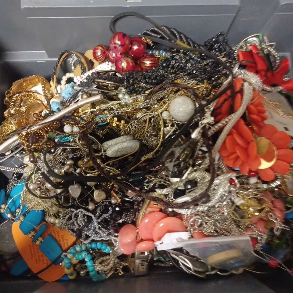 APPROXIMATELY 30 ASSORTED JEWELLERY ITEMS TO INCLUDE EARRINGS, NECKLACES, BRACELETS, ETC