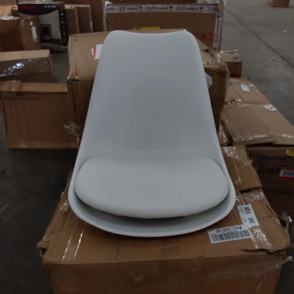 BAGGED SET OF 2 WHITE PLASTIC DINING CHAIRS WITH PADDED SEATS AND WOODEN LEGS (3 ITEMS)