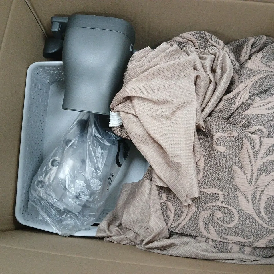 BOX OF APPROXIMATELY 15 ASSORTED ITEMS TO INCLUDE - HOSE PIPE, GREENHOUSE WINDOW OPENER, AND FLOSON EXTENSION SOCKET ETC. 