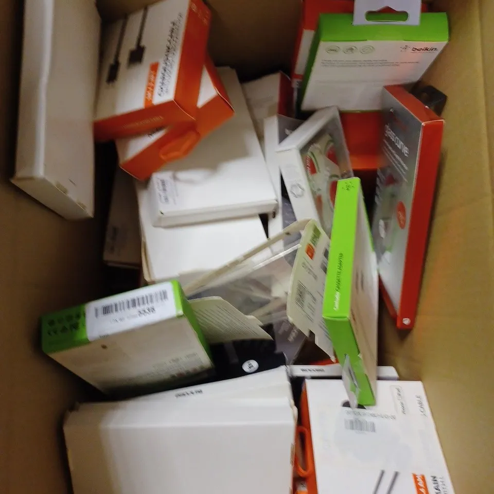 APPROXIMATELY 30 ASSORTED SMARTPHONE ACCESSORIES TO INCLUDE CASES, CHARGERS, SCREEN PROTECTORS ETC 