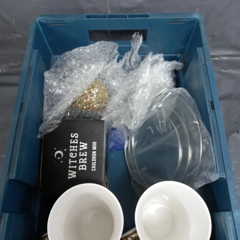 APPROXIMATELY 12 ASSORTED HOUSEHOLD ITEMS TO INCLUDE MICROWAVE PLATES , MUGS , ETC 