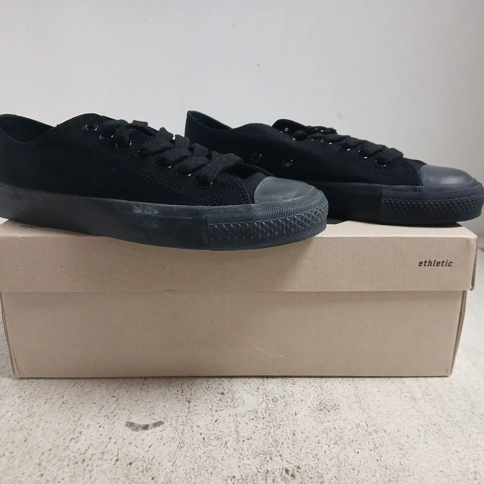 BOXED PAIR OF ETHLETIC SHOES IN BLACK SIZE UK 6