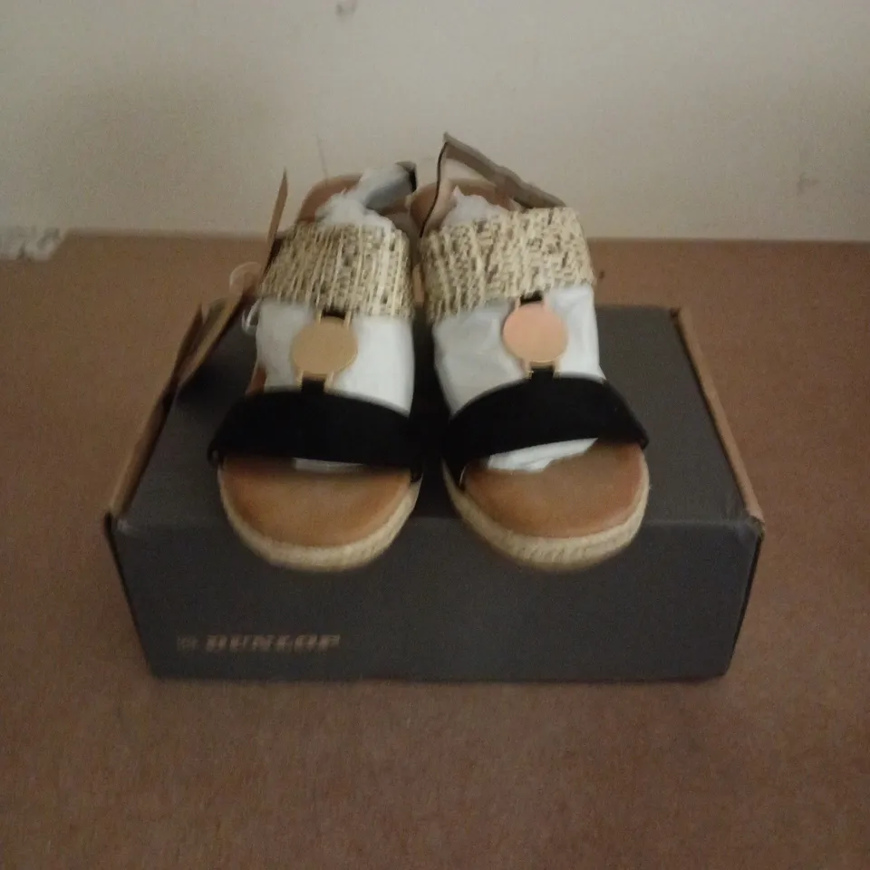 BOXED PAIR OF DUNLOP GIANA SANDALS IN BEIGE/BLACK - UK 6