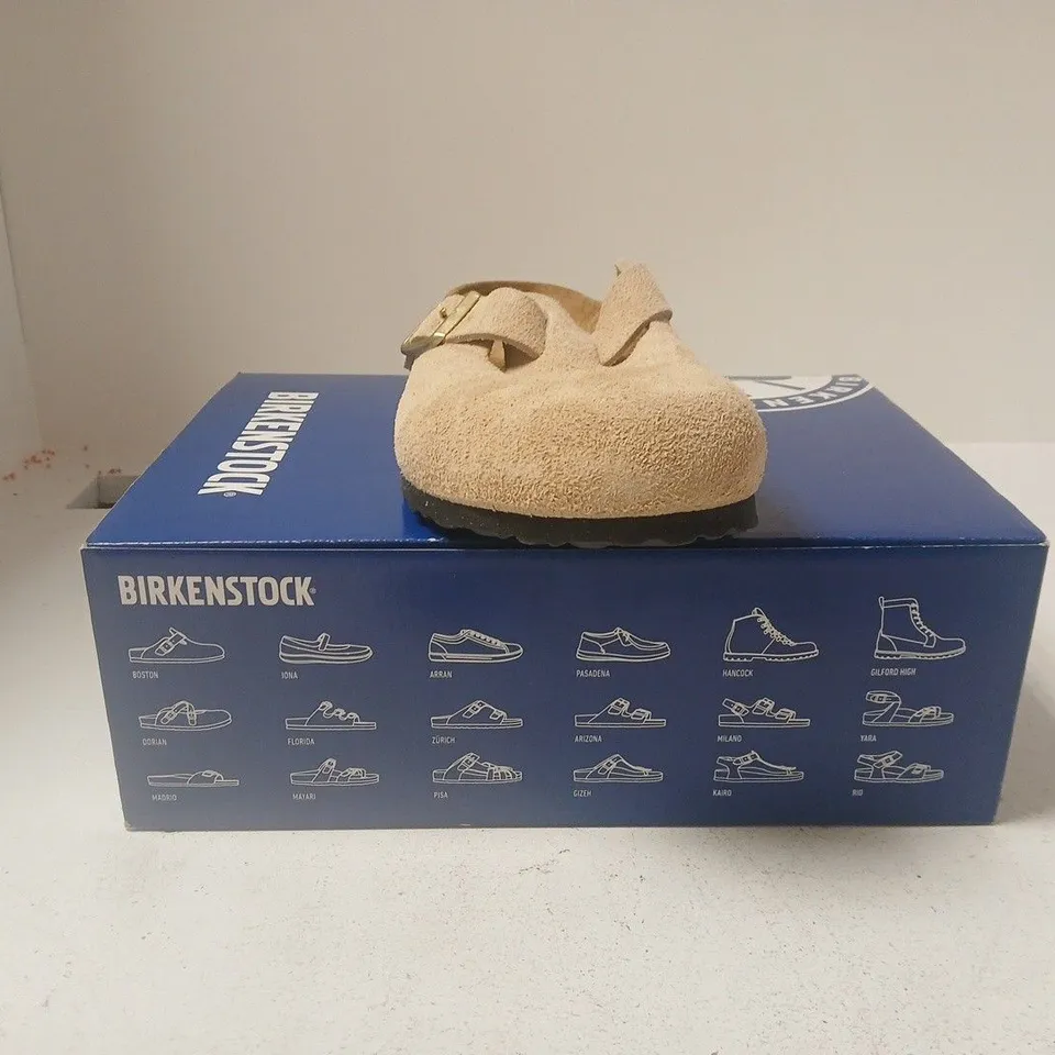 BOXED PAIR OF BIRKENSTOCK BOSTON BS SHOES IN SANDCASTLE SIZE UK 7.5