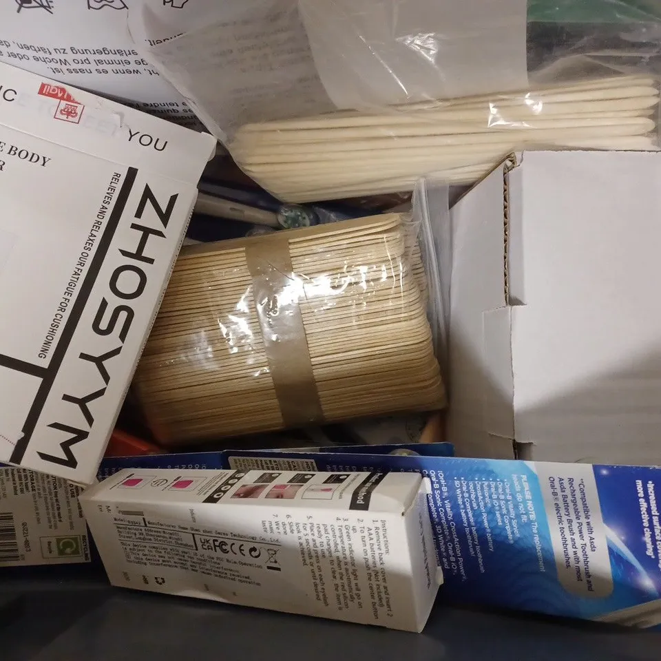 BOX OF APPROXIMATELY 20 ASSORTED COSMETIC ITEMS TO INCLUDE MEGGI, MYRTLE & MAUDE, NEWENDS, ETC