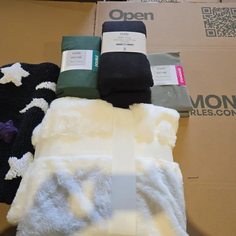 BOX OF APPROXIMATELY 10 ASSORTED BEDDING AND SOFT FURNISHING  ITEMS TO INCLUDE - BATHMAT , FITTED SHEET KING SIZE , FITTED SHEET DOUBLE ETC