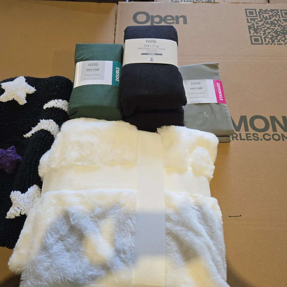 BOX OF APPROXIMATELY 10 ASSORTED BEDDING AND SOFT FURNISHING  ITEMS TO INCLUDE - BATHMAT , FITTED SHEET KING SIZE , FITTED SHEET DOUBLE ETC