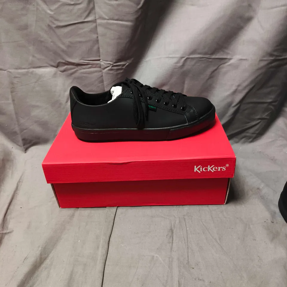 BOXED PAIR OF KICKERS SHOES - SIZE 40