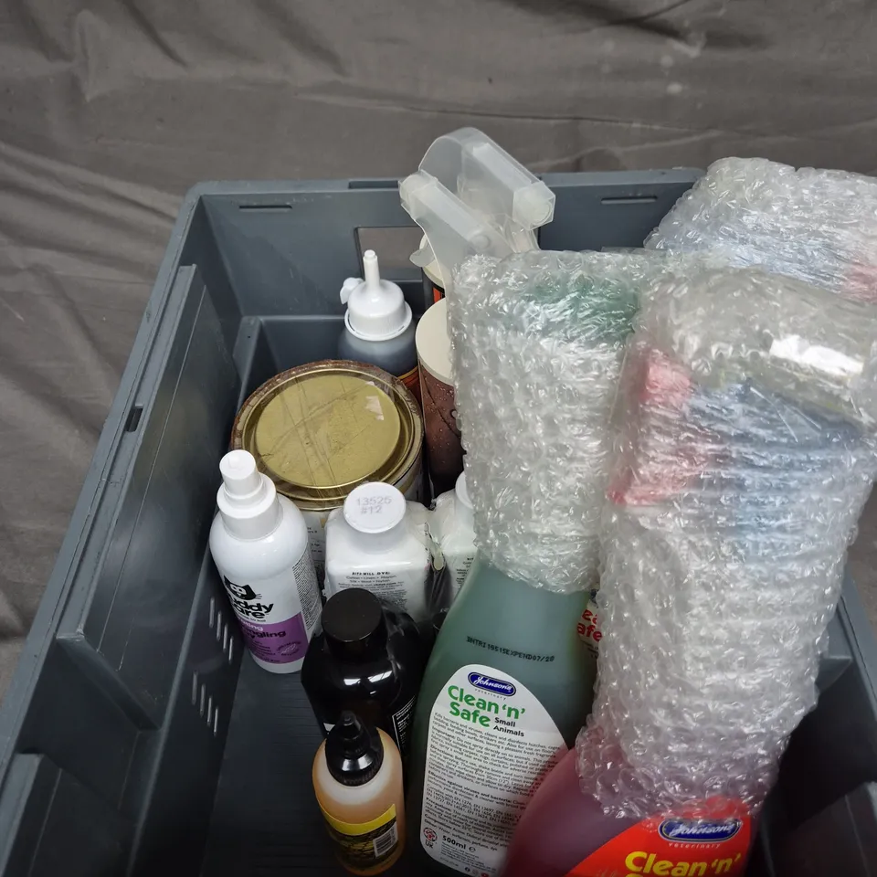 APPROXIMATELY 20 HOUSEHOLD LIQUIDS ITEMS TO INCLUDE - JOHNSON'S DOG SHAMPOO, HIBIWASH AND DIGESTA DRAIN CLEANER