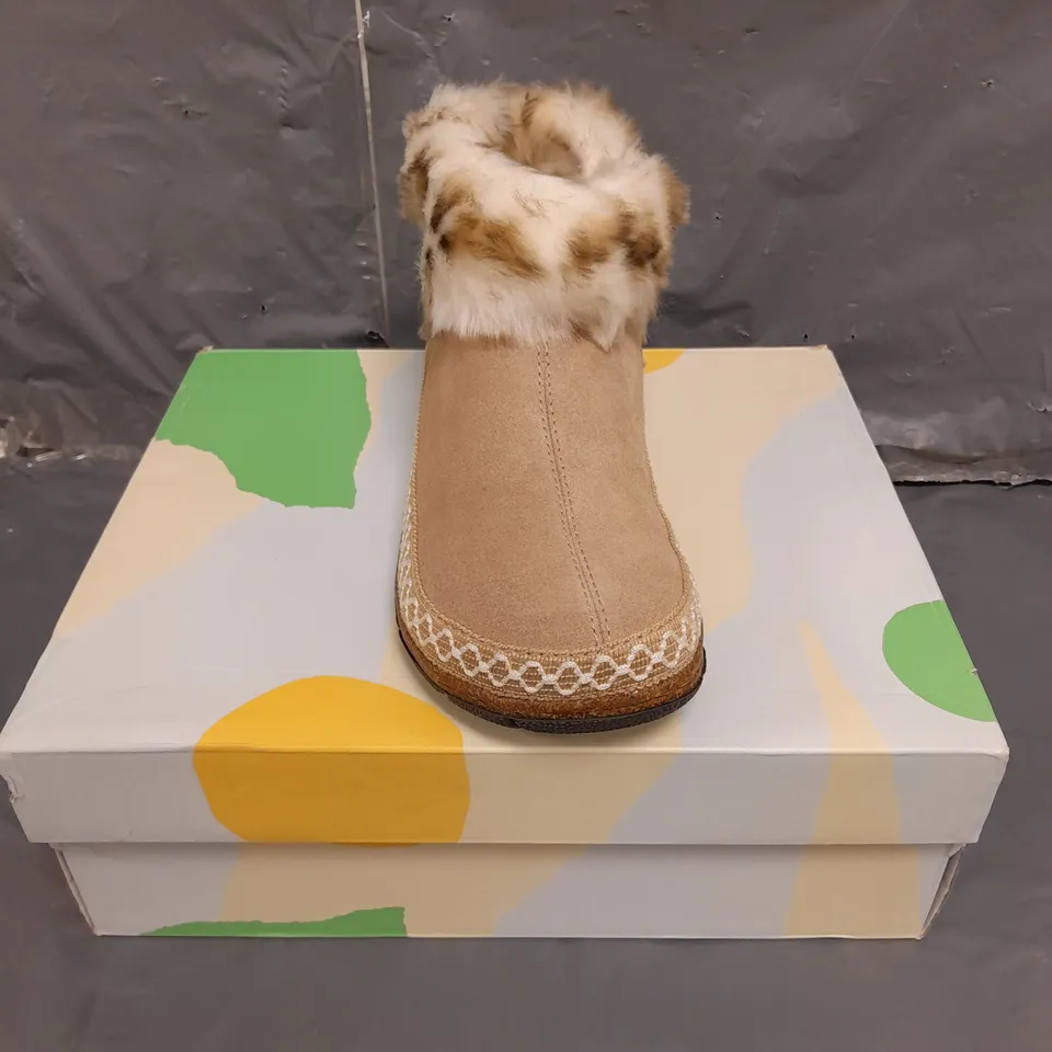 BOXED PAIR OF EARTH ORIGINALS EMMALYN BOOTIES IN BEIGE SIZE 6