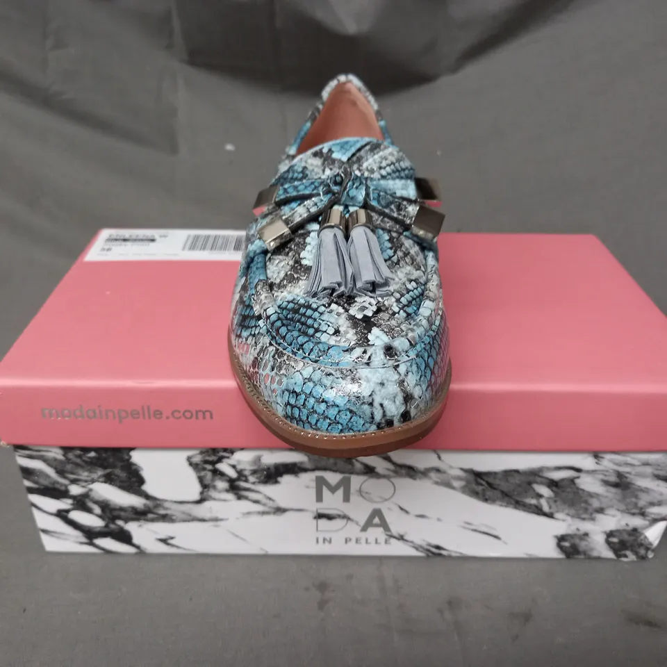 BOXED PAIR OF MODA IN PELLE LOAFERS IN DENIM SNAKE SIZE 5