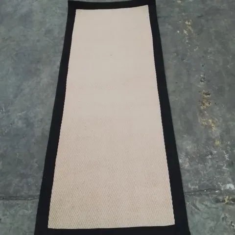 QUALITY DESIGNER AREA RUG - APPROXIMATELY 150X58CM