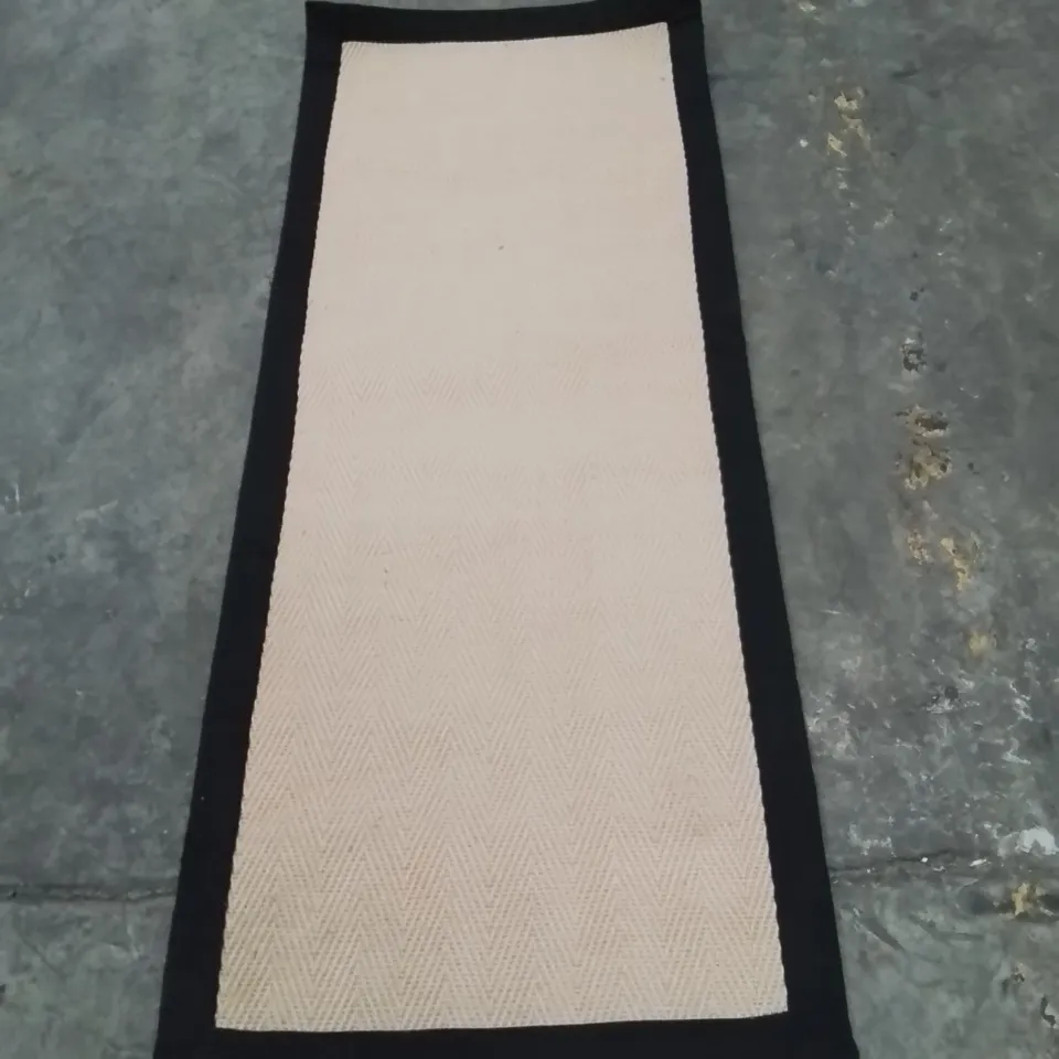 QUALITY DESIGNER AREA RUG - APPROXIMATELY 150X58CM