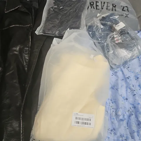 APPROXIMATELY 35 ASSORTED CLOTHING ITEMS IN VARIOUS SIZES, STYLES & COLOURS TO INCLUDE DRESSES, JACKETS, TOPS, ETC