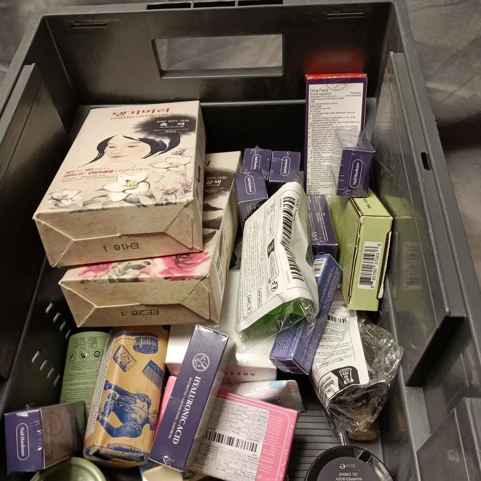 APPROXIMATELY 18 ASSORTED COSMETIC ITEMS TO INCLUDE Q7 PARIS, ORIGINAL SOURCE, NO 7, PIXI BY PETRA, VASELINE ETC