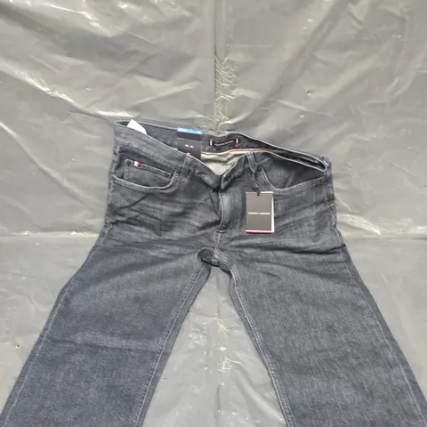 TOMMY HILFIGER BLEECKER FLEX FIT JEANS - 34R