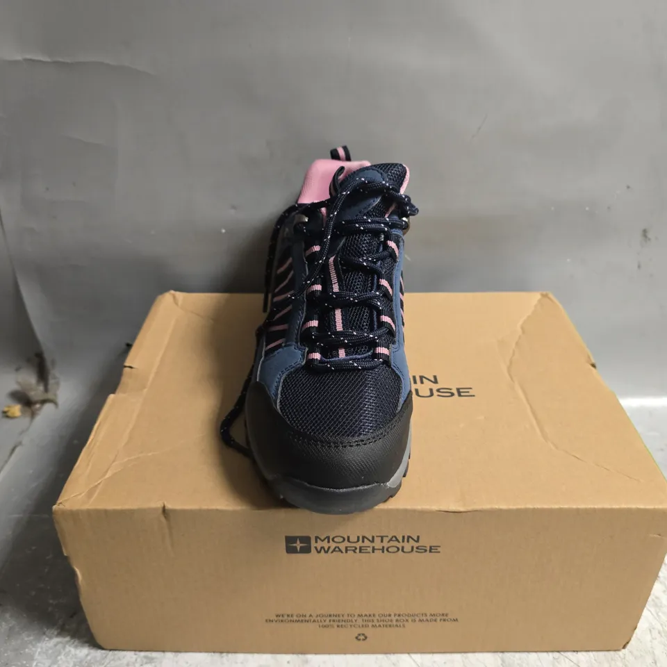 BOXED PAIR OF MOUNTAIN WAREHOUSE PATH WOMENS OUTDOOR WATERPROOF WALKING BOOTS IN NAVY - UK 4