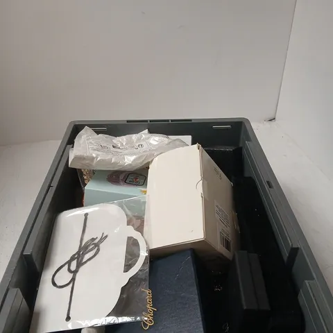 LARGE QUANTITY OF ASSORTED JEWELLERY TO INCLUDING COSTUME JEWLLERY, WATCHES AND BRACELETS