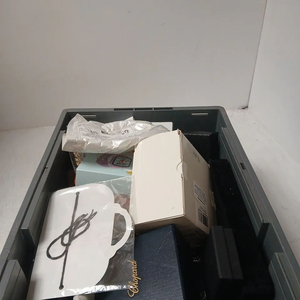 LARGE QUANTITY OF ASSORTED JEWELLERY TO INCLUDING COSTUME JEWLLERY, WATCHES AND BRACELETS