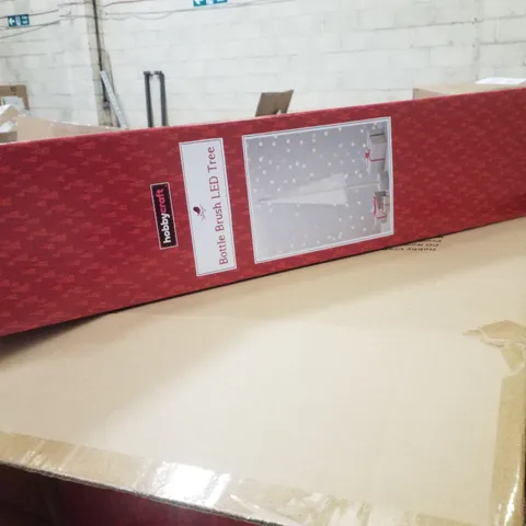 PALLET CONTAINING ASSORTED CHRISTMAS PRODUCTS & DECORATIONS INCLUDING BOTTLE BRUSH LED TREE, LARGE FROSTED WREATH & FELT TREES