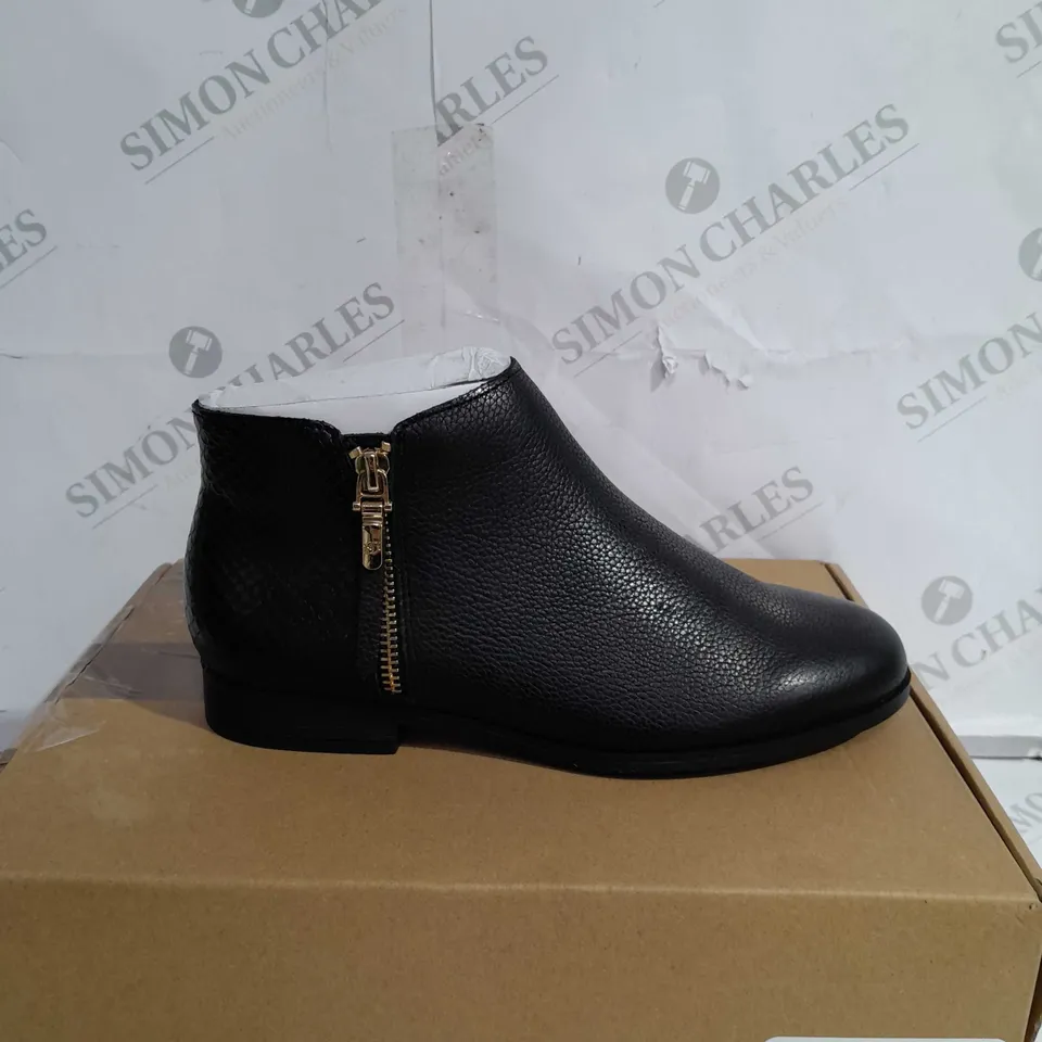 DUNE SIDE ZIP CROPPED ANKLE - SIZE 4 