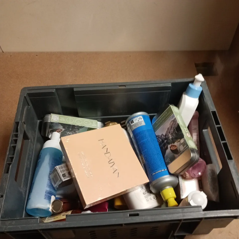 BOX OF APPROXIMATELY 10 ASSORTED BEAUTY PRODUCTS INCLUDING HANDAIYAN MATTE LIQUID LIPSTICK, OGX SHAMPOO AND BEE HEAD SHAMPOO
