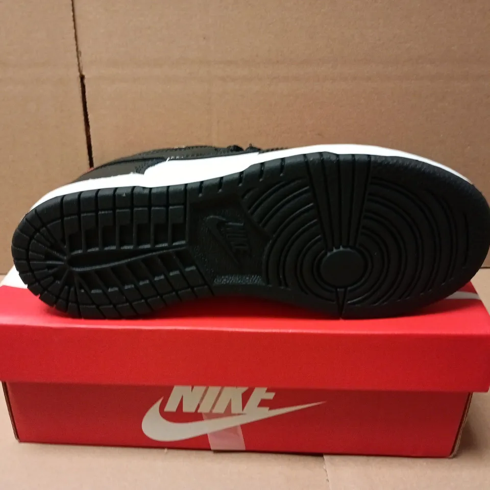 BOXED PAIR OF NIKE DUNK LOW TRAINERS IN WHITE/BLACK - UK 12.5