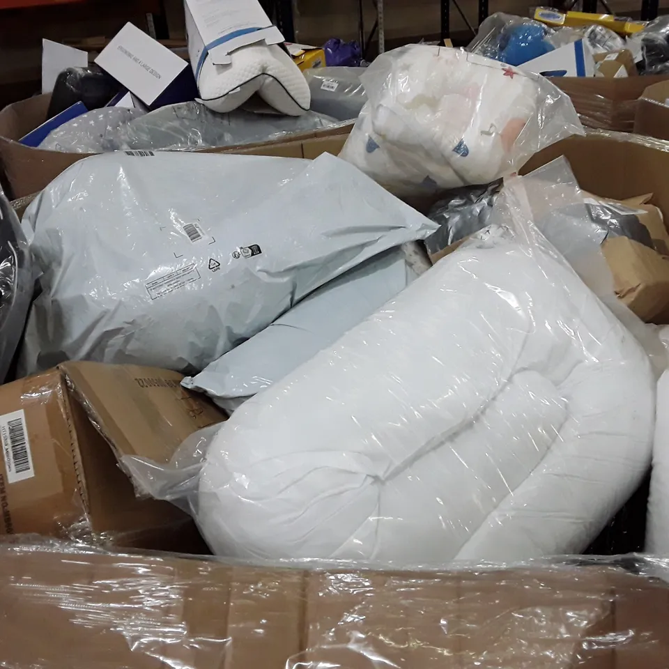 PALLET CONTAINING ASSORTED PILLOWS & CUSHIONS INCLUDING KNEE CUSHION, TRAVEL PILLOW, DONUT PILLOW, SLEEPING BAG, LEG ELEVATION PILLOW, NECK PILLOW